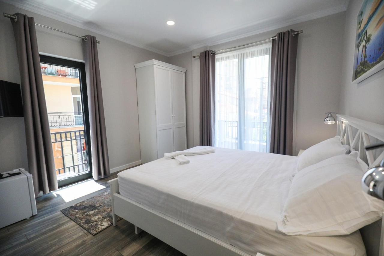 Hotel Peroni Korcza Zewnętrze zdjęcie