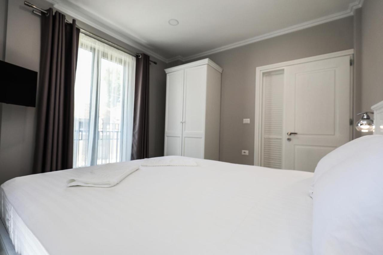 Hotel Peroni Korcza Zewnętrze zdjęcie