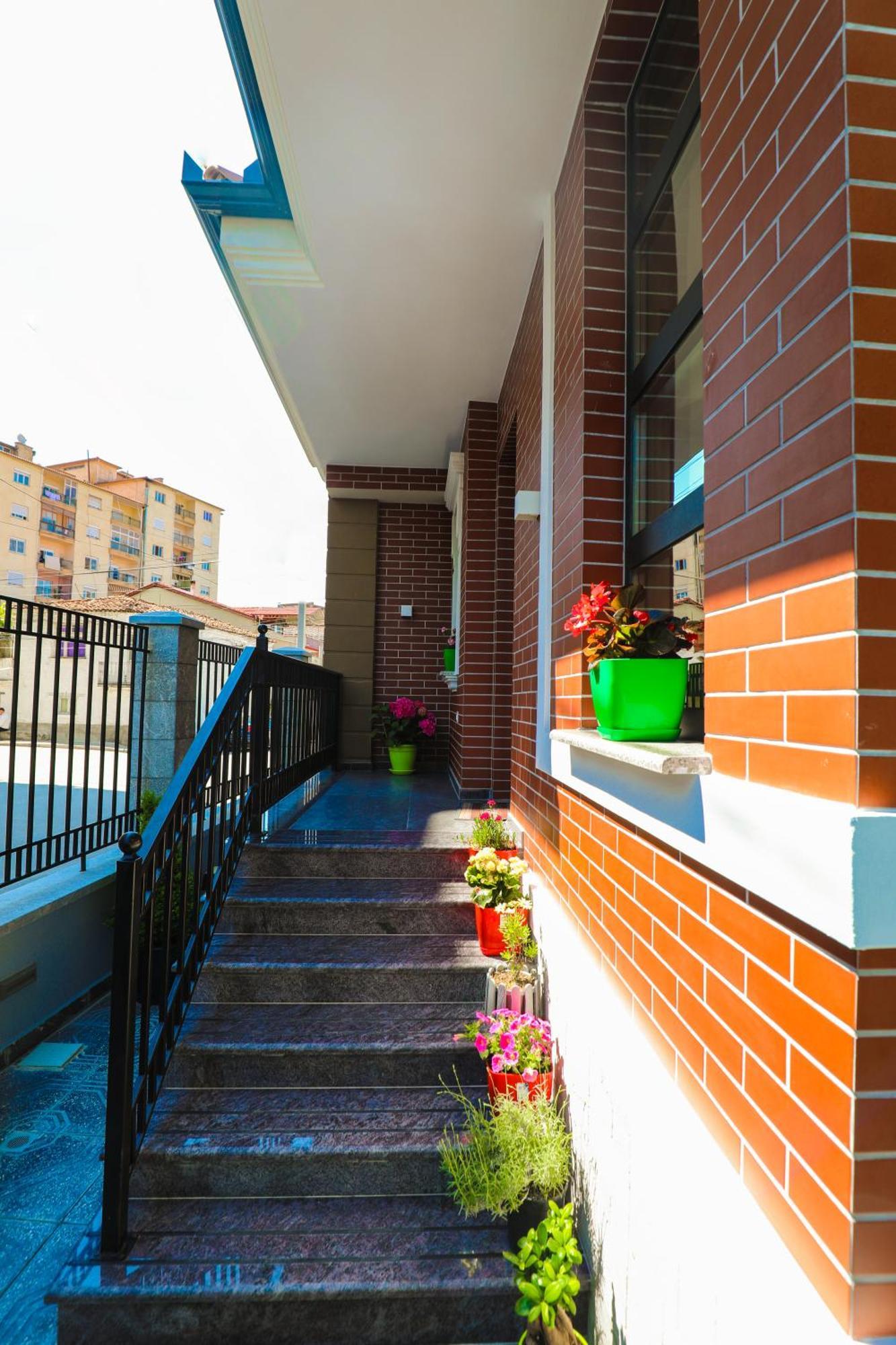 Hotel Peroni Korcza Zewnętrze zdjęcie